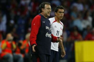 Esteban Paredes se apresta a ingresar. Marcelo Bielsa lo llevó al Mundial y el zurdo respondió.