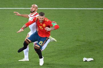 Noureddine Amrabat y Sergio Ramos.