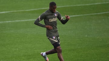 Kondogbia se ejercita con el Atlético.