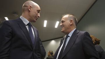 El presidente de la RFEF, Luis Rubiales, y el presidente de LaLiga, Javier Tebas.