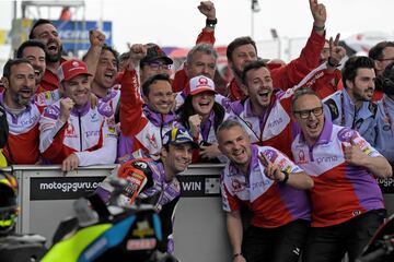 El piloto francés Johann Zarco celebra la segunda posición con sus compañeros de equipo.