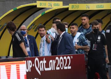 Messi intenta saber lo qu¨¦ pasa.