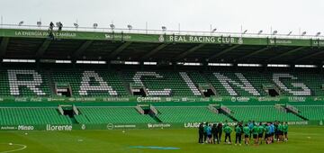 El Sardinero cada vez es más verde. José Alberto reunió a sus 23 futbolista para una arenga final antes de saltar a vestuarios.