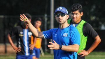 Gerson Pérez dirigiendo un entrenamiento de la Sub-20 de El Salvador.