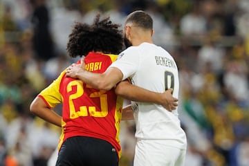 Ghaith Ouahabi, jugador del Esperanza de Túnez, ha podido llevarse un abrazo del último Balón de Oro, Karim Benzema. 