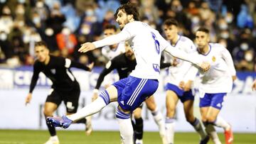 Eugeni lanza un penalti contra el Málaga.