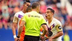 PAMPLONA, SPAIN - OCTOBER 30: Roque Mesa of Real Valladolid talks to referee Guillermo Cuadra Fernandez during the LaLiga Santander match between CA Osasuna and Real Valladolid CF at El Sadar Stadium on October 30, 2022 in Pamplona, Spain. (Photo by Juan Manuel Serrano Arce/Getty Images)