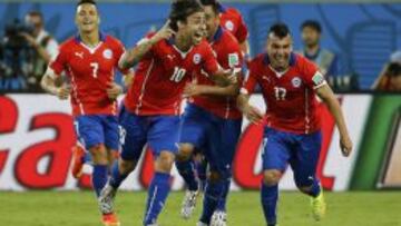 Los chilenos celebran el gol de Valdivia.