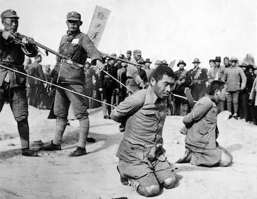 El Imperio de Japón llevaba desde 1931 expandiéndose por el resto de Asia con la invasión de Corea y Manchuria. En 1937, el ejercito japonés, apoyado por la Alemania Nazi, comenzó la invasión del norte de China, que a su vez tenía el respaldo de la URSS y EE.UU. La Segunda guerra sino-japonesa tuvo comienzo oficialmente con el incidente del Puente de Marco Polo. La invasión tenía como objetivo conquistar la capital, pero el gobierno chino la trasladó a Wuhan y presentó resistencia. Esta guerra fue una de las más cruentas en Asia, con episodios tan terribles como la masacre de Nankín, convirtiéndose más adelante en parte de la II Guerra Mundial.