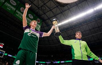 Alberto Díaz ofrece a la afición la Copa ganada.