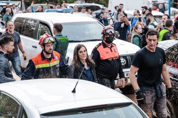 La Reina Letizia durante su visita a una zona afectada por la DANA, en Paiporta, Valencia.