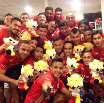 Sánchez subió esta foto con el plantel posando junto a la mascota oficial de la Copa América.