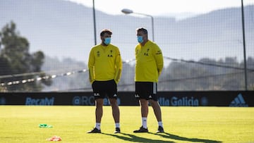 &Oacute;scar Garc&iacute;a charla con el analista Rub&eacute;n Mart&iacute;nez durante un entrenamiento del Celta en A Madroa.