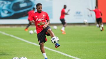 Peruvian national football team player Jefferson Farfan, controls the ball during a training session in Lima on March 17, 2018, before the team&#039;s departure to the US, where they will hold two international friendly matches against Croatia and Iceland