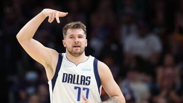 Luka Doncic, base de Dallas, ante Phoenix Suns.