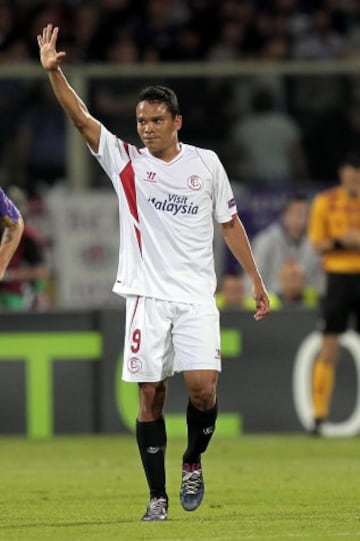FLORENCE, ITALY - MAY 14: Carlos Bacca of FC Sevilla celebrates after scoring a goal during the UEFA Europa League Semi Final match between ACF Fiorentina and FC Sevilla on May 14, 2015 in Florence, Italy.  (Photo by Gabriele Maltinti/Getty Images)