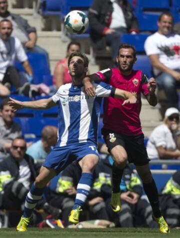 El jugador del RCD Espanyol Victor Álvarez (i) y Aleix Vidal, de la UD Almería, durante el partido entre ambos conjuntos, correspondiente a la 35ª jornada de Liga BBVA, disputado esta mañana en Cornellá-El Prat. 
