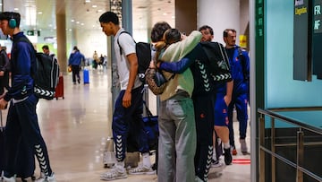 Los miembros del Valencia Basket Júnior, después de aterrizar en Manises.