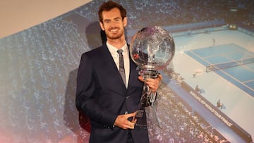 Andy Murray posa con el trofeo de número 1 del ranking ATP que se le entregó durante la cena previa a la Copa de Maestros celebrada en el Cutty Sark de Londres.