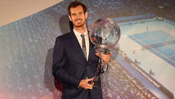 Andy Murray posa con el trofeo de n&uacute;mero 1 del ranking ATP que se le entreg&oacute; durante la cena previa a la Copa de Maestros celebrada en el Cutty Sark de Londres.