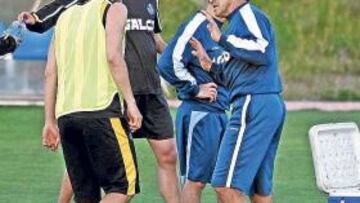 <b>VUELTA AL TRABAJO. </b>Víctor da instrucciones a sus jugadores en su regreso a los entrenamientos.