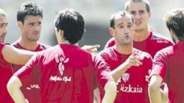 Los jugadores del Athletic se ponen a punto.