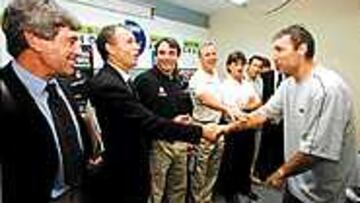 MOLINOS SALUDA A STOITCHKOV. El Mundialito se presentó en la escuela de Cruyff, entre risas.