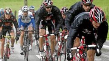 <b>CHAPARRÓN. </b>Alejandro Valverde se quedó cortado en el descenso del Alto del Caracol. El Caisse d'Epargne tiró a bloque en la persecución, pero sin éxito.