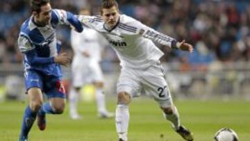 El defensa del Real Madrid Nacho (d) pelea un bal&oacute;n con el delantero del Alcoyano Kike Tortosa, en partido correspondiente a la vuelta de dieciseisavos de final de la Copa del Rey que se disputa esta noche en el estadio Santiago Bernabeu. 