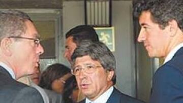 <b>PROPUESTA. </b>Enrique Cerezo y Miguel Ángel Gil esperan una propuesta formar de Ruiz Gallardón para hablar sobre el futuro del Calderón.