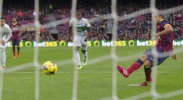 Xavi Hernández falla el penalti.