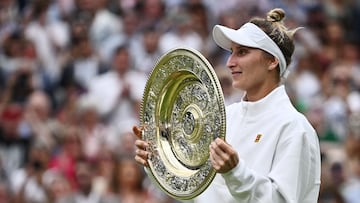 Czech Republic's Marketa Vondrousova celebrates with the Venus Rosewater Dish trophy during the prize ceremony after winning the women's singles final tennis match against Tunisia's Ons Jabeur on the thirteenth day of the 2023 Wimbledon Championships at The All England Lawn Tennis Club in Wimbledon, southwest London, on July 15, 2023. (Photo by SEBASTIEN BOZON / AFP) / RESTRICTED TO EDITORIAL USE