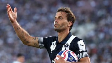 PASADENA, CALIFORNIA - JUNE 17: Sergio Canales #10 of CF Monterrey acknowledges the fans before a corner kick during the FIFA Club World Cup 2025 group E match between CF Monterrey and FC Internazionale Milano at Rose Bowl Stadium on June 17, 2025 in Pasadena, California. Harry How/Getty Images/AFP (Photo by Harry How / GETTY IMAGES NORTH AMERICA / Getty Images via AFP)