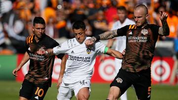 El delantero mexicano se mostró desesperado por varios momentos del partido. Cristian Pavón y Mauro Manotas los anotadores en Houston.