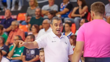 Iñaki Martín, entrenador del Flexicar Fuenlabrada, da instrucciones.