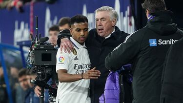Rodrygo, felicitado por Ancelotti.