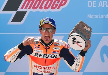 Márquez celebrando su victoria en el podio del Gran Premio de Aragón. 