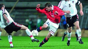 OSL02D:SPORT-SOCCER:OSLO,14OCT98 -  Norway&#039;s Roar Strand (C) fights for the ball with Albania&#039;s Rudi Vata (R) during their Euro 2000 qualification match October 14.  (NORWAY OUT)  clh/SCANFOTO/Photo by Tor Richardsen  REUTERS