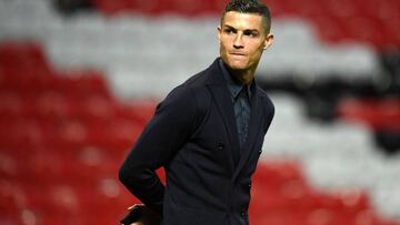 Juventus&#039; Portuguese striker Cristiano Ronaldo joins teammates during a walkabout inside Old Trafford stadium in Manchester, north west England on October 22, 2018, on the eve of their UEFA Champions League group H football match against Manchester U