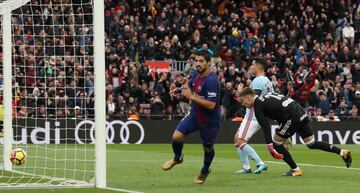 Luis Su¨¢rez pone el 2-1 en el marcador.