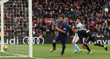 Luis Suárez pone el 2-1 en el marcador.