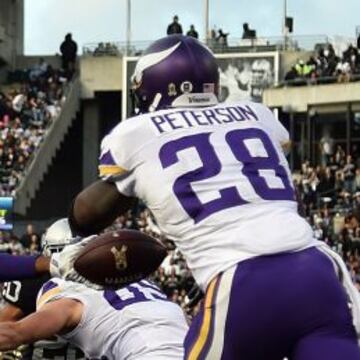 Pelota para Adrian Peterson frente al agujero negro de Oakland. Delicatessen para los mitómanos.