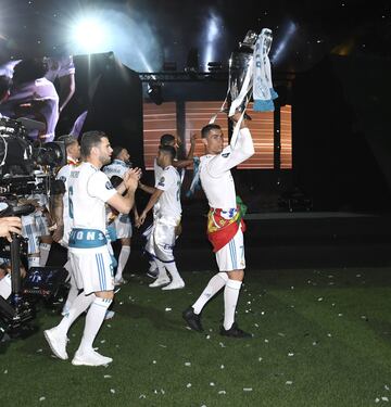 La fiesta continuó en el Bernabéu.