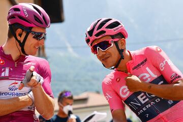 Richard Carapaz y Arnaud Demare charlan antes del inicio de etapa. 