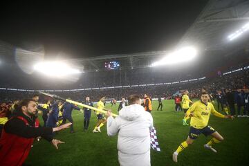 Numerosos ultras del Trabzonspor han agredido este domingo a los jugadores del Fenerbahçe tras perder su club en casa por 2-3. Tras pitarse el final del partido, los jugadores del Fenerbahçe intentaron celebrar la victoria sobre el césped pero numerosos ultras del Trabzonspor irrumpieron en el campo agrendiendo a los jugadores. Los futbolistas se defendieron, produciéndose una batalla campal de la que los jugadores fueron rescatados por las fuerzas de seguridad.