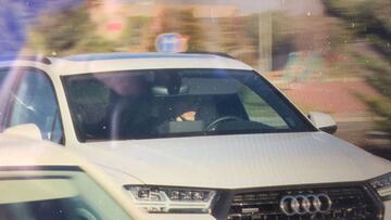 Luka Modric, saliendo del centro médico para evaluar el impacto de su lesión.