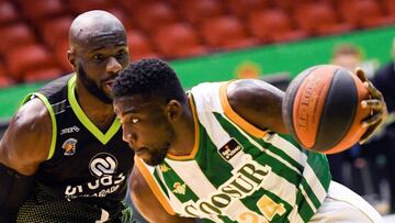 SEVILLA. 27/12/2020.- El escolta franc&eacute;s del Coosur Real Betis, Yakouba Ouattara (d), intenta superar al p&iacute;vot del Urbas Fuenlabrada Osas Ehigiator durante el partido de la liga Endesa disputado esta tarde en el pabell&oacute;n de San Pablo de Sevilla. EFE/Ra&uacute;l Caro Cadenas