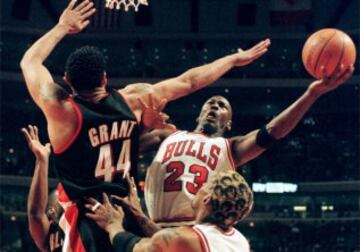 No hay mucho que decir: para la mayoría de la gente, el mejor jugador de la historia. Como curiosidad, jugó también en los Bulls con los números 12 y 45.