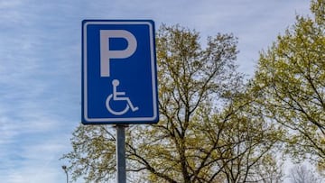 Foto de archivo de la señalización de un estacionamiento para personas con discapacidad o limitación de movilidad.