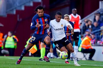 El jugador del Barcelona Koundé compite un balón con el jugador del Valencia Lino. 
 